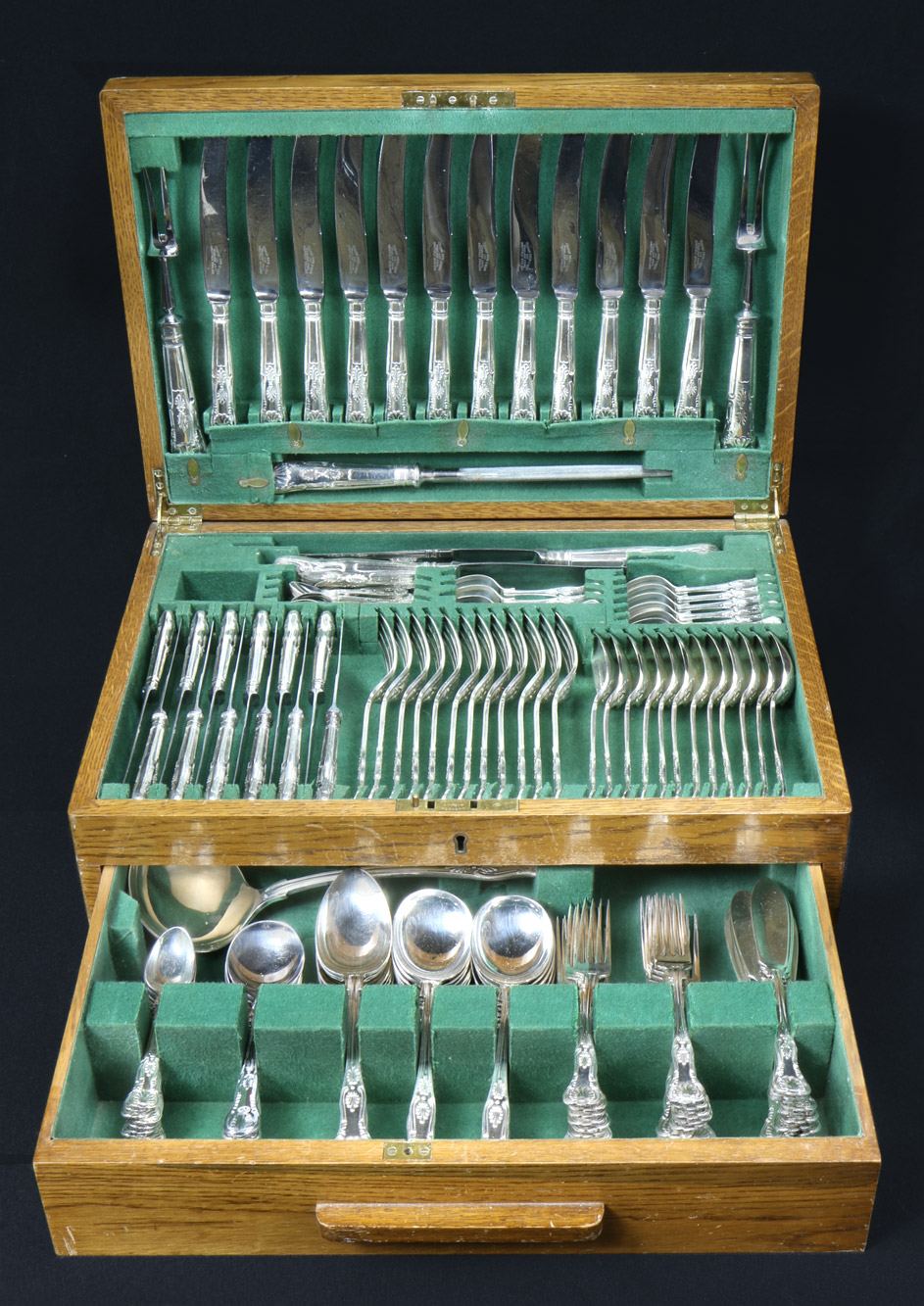  JUEGO DE CUBIERTOS DE METAL INGLES PLATEADO. 