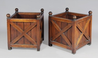 Lote 209: PAR DE MACETEROS CUADRANGULARES DE MADERA LUSTRADA.  PAR DE MACETEROS CUADRANGULARES DE MADERA LUSTRADA. 