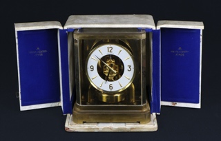 Lote 455: RELOJ DE APOYO SUIZO MARCA JAEGER LE COULTRE MODELO ATMOS. RELOJ DE APOYO SUIZO MARCA JAEGER LE COULTRE MODELO ATMOS.