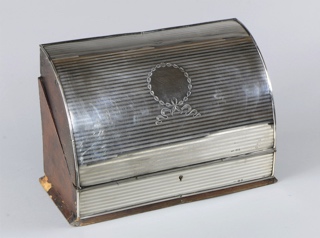 Lote 532: COFRE PAPELERO INGLES CON FRENTE DE PLATA.  COFRE PAPELERO INGLES CON FRENTE DE PLATA. 