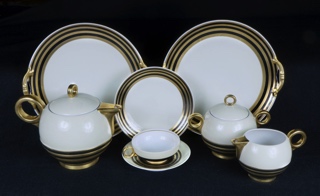 Lote 660: JUEGO DE PORCELANA FRANCESA LIMOGES PARA TE.  JUEGO DE PORCELANA FRANCESA LIMOGES PARA TE. 