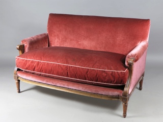 Lote 166: PAR DE PEQUEÑOS SOFAS DE ESTILO FRANCES LUIS XVI.  PAR DE PEQUEÑOS SOFAS DE ESTILO FRANCES LUIS XVI. 