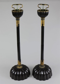 Lote 472: PAR DE ANTIGUOS CANDELEROS JAPONESES DE MADERA LAQUEADA. PAR DE ANTIGUOS CANDELEROS JAPONESES DE MADERA LAQUEADA.