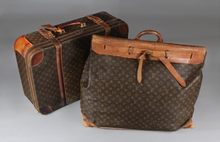 Lotes 430 y 429: 
																		VALIJA FRANCESA LOUIS VUITTON PARA VIAJE.
																		AMPLIO BOLSO FRANCES LOUIS VUITTON PARA VIAJE.