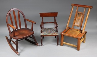 Lotes 170, 286 y 273: 
																		PEQUEÑO SILLON HAMACA INGLES ESTILO WINDSOR PARA NIÑO. 
																		PEQUEÑO SILLON INGLES ESTILO REGENCY PARA NIÑO.
																		CURIOSA SILLA CHINA PARA NIÑO. 