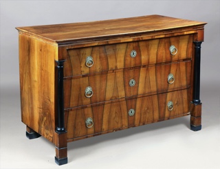 Lote 152: ANTIGUA COMODA AUSTRIACA BIEDERMEIER.  ANTIGUA COMODA AUSTRIACA BIEDERMEIER. 