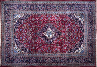 Lote 365: ALFOMBRA PERSA KESHAN DE LANA TEJIDA A MANO.  ALFOMBRA PERSA KESHAN DE LANA TEJIDA A MANO. 