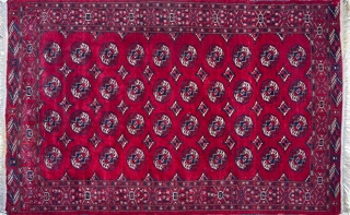 Lote 366: ALFOMBRA BOUCKARA DE LANA TEJIDA A MANO.  ALFOMBRA BOUCKARA DE LANA TEJIDA A MANO. 