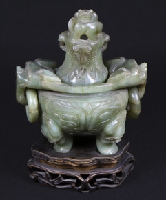 Lote 438: KORO CHINO DE JADE ESCULPIDO CON TAPA.  KORO CHINO DE JADE ESCULPIDO CON TAPA. 