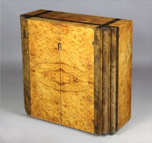 Lote 305: PEQUEÑO MUEBLE BAJO DE ARRIMO ESTILO ART DECO.  PEQUEÑO MUEBLE BAJO DE ARRIMO ESTILO ART DECO. 