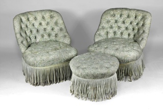 Lote 272: PAR DE BUTACAS CAPITONNE CON APOYA PIES.  PAR DE BUTACAS CAPITONNE CON APOYA PIES. 