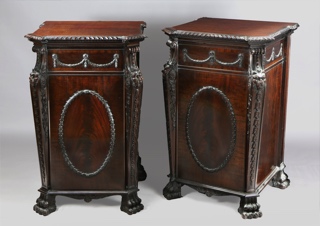 Lote 202: PAR DE PEQUEÑOS APARADORES INGLESES ESTILO REGENCY.  PAR DE PEQUEÑOS APARADORES INGLESES ESTILO REGENCY. 