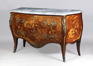 Lote 293: COMODA DE ESTILO FRANCES LUIS XV. COMODA DE ESTILO FRANCES LUIS XV.