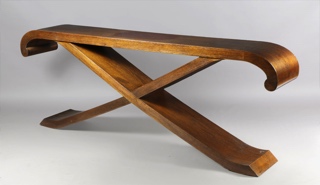 Lote 217: MESA CONSOLA DE LINEA MODERNA EN MADERA ENCHAPADA.  MESA CONSOLA DE LINEA MODERNA EN MADERA ENCHAPADA. 