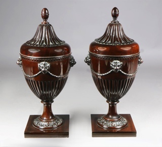 Lote 411: PAR DE 'CUTLERY URNS' INGLESAS EN MADERA DE CAOBA.  PAR DE 'CUTLERY URNS' INGLESAS EN MADERA DE CAOBA. 