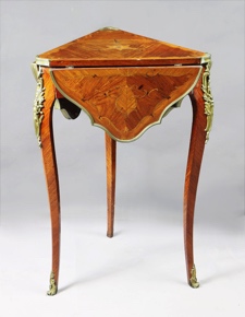 Lote 268: PEQUEÑA MESA TRIANGULAR FRANCESA ESTILO LUIS XV.  PEQUEÑA MESA TRIANGULAR FRANCESA ESTILO LUIS XV. 