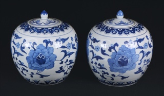 Lote 646: PAR DE POTICHES CHINOS DE PORCELANA ESMALTADA CON TAPA.  PAR DE POTICHES CHINOS DE PORCELANA ESMALTADA CON TAPA. 