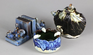 Lotes 599, 598 y 597: 
																		PAR DE SUJETA LIBROS DE CERAMICA ESMALTADA.
																		CURIOSO CUENCO DE CERAMICA ESMALTADA.
																		CURIOSA TETERA CHINA DE CERAMICA ESMALTADA.