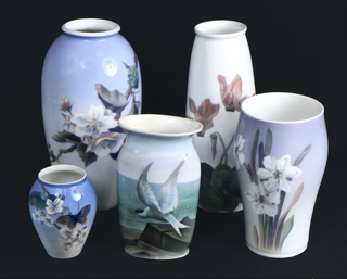 Lote 503: CINCO FLOREROS DE PORCELANA DINAMARQUESA ROYAL COPENHAGEN. CINCO FLOREROS DE PORCELANA DINAMARQUESA ROYAL COPENHAGEN.