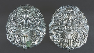 Lote 504: PAR DE ANTIGUOS APPLIQUES COLONIALES REVESTIDOS EN PLATA. PAR DE ANTIGUOS APPLIQUES COLONIALES REVESTIDOS EN PLATA.