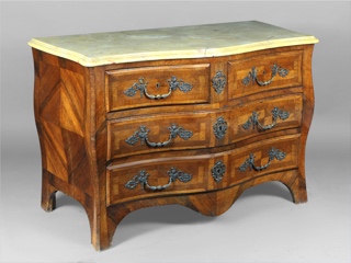 Lote 203: COMODA DE ESTILO FRANCES LUIS XV. COMODA DE ESTILO FRANCES LUIS XV.