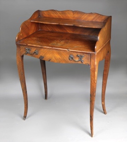 Lote 342: PEQUEÑO ESCRITORIO FRANCES ANTIGUO LUIS XV CON ALZADA. PEQUEÑO ESCRITORIO FRANCES ANTIGUO LUIS XV CON ALZADA.