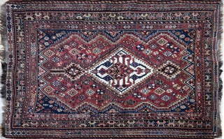 Lote 389: ALFOMBRA PERSA SHIRAZ DE LANA TEJIDA A MANO. ALFOMBRA PERSA SHIRAZ DE LANA TEJIDA A MANO.