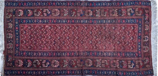 Lote 370: ALFOMBRA PERSA CAMINO DE LANA TEJIDA A MANO. ALFOMBRA PERSA CAMINO DE LANA TEJIDA A MANO.