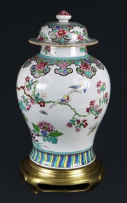 Lote 550: POTICHE CHINO DE ALFARERIA ESMALTADA CON TAPA.  POTICHE CHINO DE ALFARERIA ESMALTADA CON TAPA. 