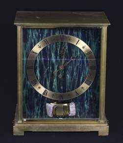 Lote 456: RELOJ DE APOYO SUIZO MARCA JAEGER LE COULTRE MODELO ATMOS. RELOJ DE APOYO SUIZO MARCA JAEGER LE COULTRE MODELO ATMOS.