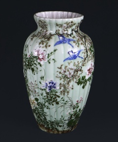 Lote 447: ANTIGUO VASO CHINO DE PORCELANA CELADON.  ANTIGUO VASO CHINO DE PORCELANA CELADON. 