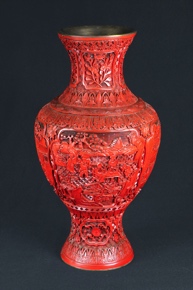 Lote 511: ANTIGUO VASO CHINO DE LACA ROJA TALLADA.  ANTIGUO VASO CHINO DE LACA ROJA TALLADA. 