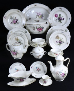 Lote 457: JUEGO DE PORCELANA DINAMARQUESA ROYAL COPENHAGEN PARA MESA. JUEGO DE PORCELANA DINAMARQUESA ROYAL COPENHAGEN PARA MESA.