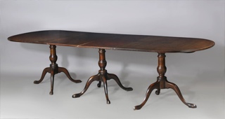 Lote 360: ANTIGUA MESA INGLESA ESTILO QUEEN ANNE PARA COMEDOR.  ANTIGUA MESA INGLESA ESTILO QUEEN ANNE PARA COMEDOR. 