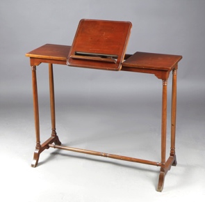 Lote 315: PEQUEÑA MESA DE FORMA RECTANGULAR PARA LECTURA.  PEQUEÑA MESA DE FORMA RECTANGULAR PARA LECTURA. 