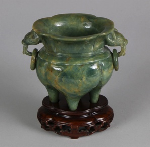 Lote 615: PEQUEÑO VASO CHINO DE JADE ESCULPIDO PARA INCIENSO.  PEQUEÑO VASO CHINO DE JADE ESCULPIDO PARA INCIENSO. 