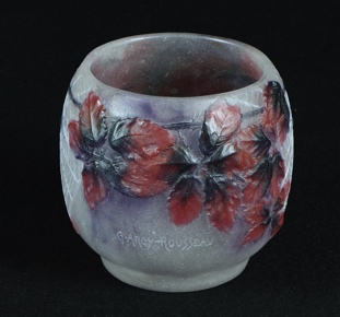 Lote 418: VASO FRANCES DE VIDRIO ARTISTICO FIRMADO ARGY-ROUSSEAU.  VASO FRANCES DE VIDRIO ARTISTICO FIRMADO ARGY-ROUSSEAU. 