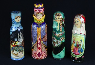 Lote 690: CUATRO CAJAS RUSAS PORTA BOTELLAS DECORADAS A MANO. CUATRO CAJAS RUSAS PORTA BOTELLAS DECORADAS A MANO.