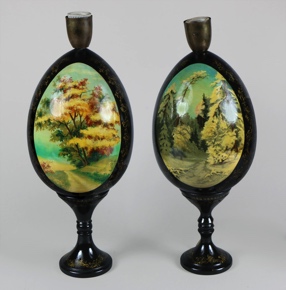 Lote 726: PAR DE LAMPARAS RUSAS DE MADERA DECORADAS A MANO.  PAR DE LAMPARAS RUSAS DE MADERA DECORADAS A MANO. 