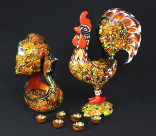 Lote 569: DOS CUENCOS RUSOS DECORADOS CON PINTURA DE KHOKHLOMA.  DOS CUENCOS RUSOS DECORADOS CON PINTURA DE KHOKHLOMA. 