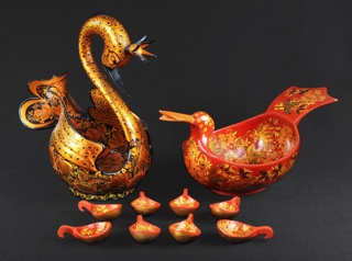 Lote 570: DOS CUENCOS RUSOS DECORADOS CON PINTURA DE KHOKHLOMA. DOS CUENCOS RUSOS DECORADOS CON PINTURA DE KHOKHLOMA.