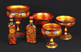 Lote 571: SEIS PIEZAS RUSAS DECORADAS CON PINTURA DE KHOKHLOMA.  SEIS PIEZAS RUSAS DECORADAS CON PINTURA DE KHOKHLOMA. 