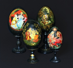 Lote 564: CUATRO HUEVOS RUSOS DE MADERA LAQUEADA DECORADA A MANO.  CUATRO HUEVOS RUSOS DE MADERA LAQUEADA DECORADA A MANO. 