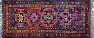 Lote 385: ALFOMBRA CAMINO RUSA DE LANA TEJIDA A MANO.  ALFOMBRA CAMINO RUSA DE LANA TEJIDA A MANO. 