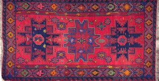 Lote 368: CURIOSA ALFOMBRA RUSA DE LANA TEJIDA A MANO.  CURIOSA ALFOMBRA RUSA DE LANA TEJIDA A MANO. 