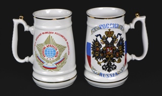 Lote 775: PAR DE GRANDES JARROS DE PORCELANA RUSA PARA CERVEZA.  PAR DE GRANDES JARROS DE PORCELANA RUSA PARA CERVEZA. 