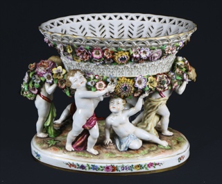 Lote 483: CENTRO JARDINERA DE PORCELANA ALEMANA DE PLAUE.  CENTRO JARDINERA DE PORCELANA ALEMANA DE PLAUE. 