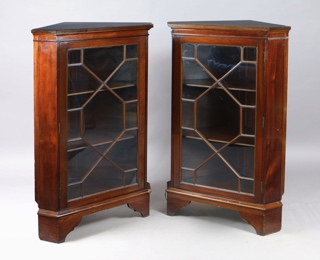 Lote 221: PAR DE MUEBLES RINCONEROS INGLESES. PAR DE MUEBLES RINCONEROS INGLESES.