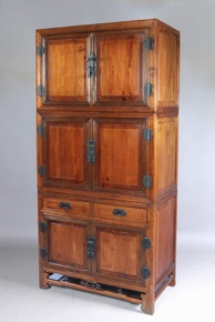 Lote 180: MUEBLE CHINO FORMADO POR TRES CUERPOS. MUEBLE CHINO FORMADO POR TRES CUERPOS.