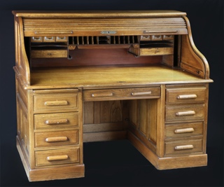 Lote 175: ESCRITORIO AMERICANO DE PEDESTALES CON ALZADA. ESCRITORIO AMERICANO DE PEDESTALES CON ALZADA.